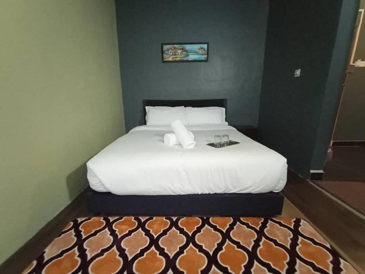 Pine Hotel Batu Gajah Ngoại thất bức ảnh