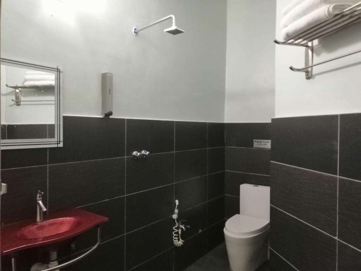 Pine Hotel Batu Gajah Ngoại thất bức ảnh